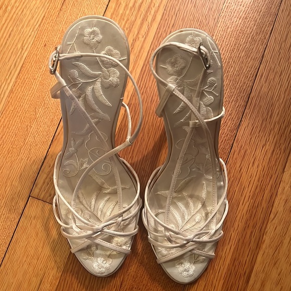 Badgley Mischa Ivory Satin Embroidered sandals size 7. 4in heels leather sole - Picture 5 of 7